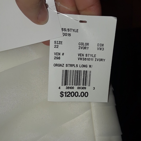 Ivory Vera Wang wedding dress - Picture 4 of 7